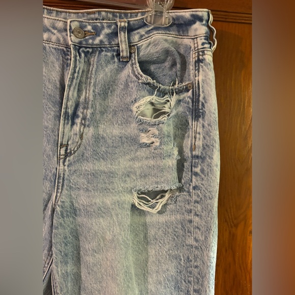 American Eagle Distressed Jean - Picture 4 of 10